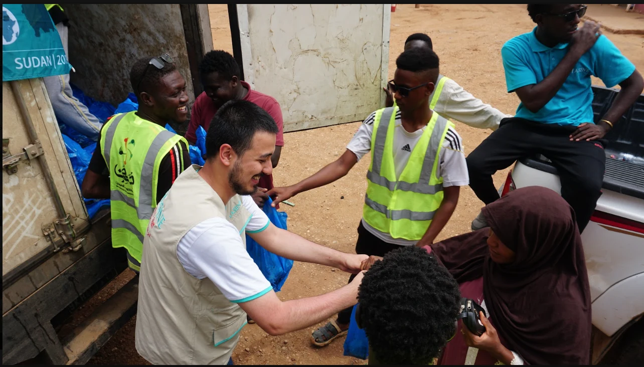 Distributing aid with fellow volunteers in Sudan
